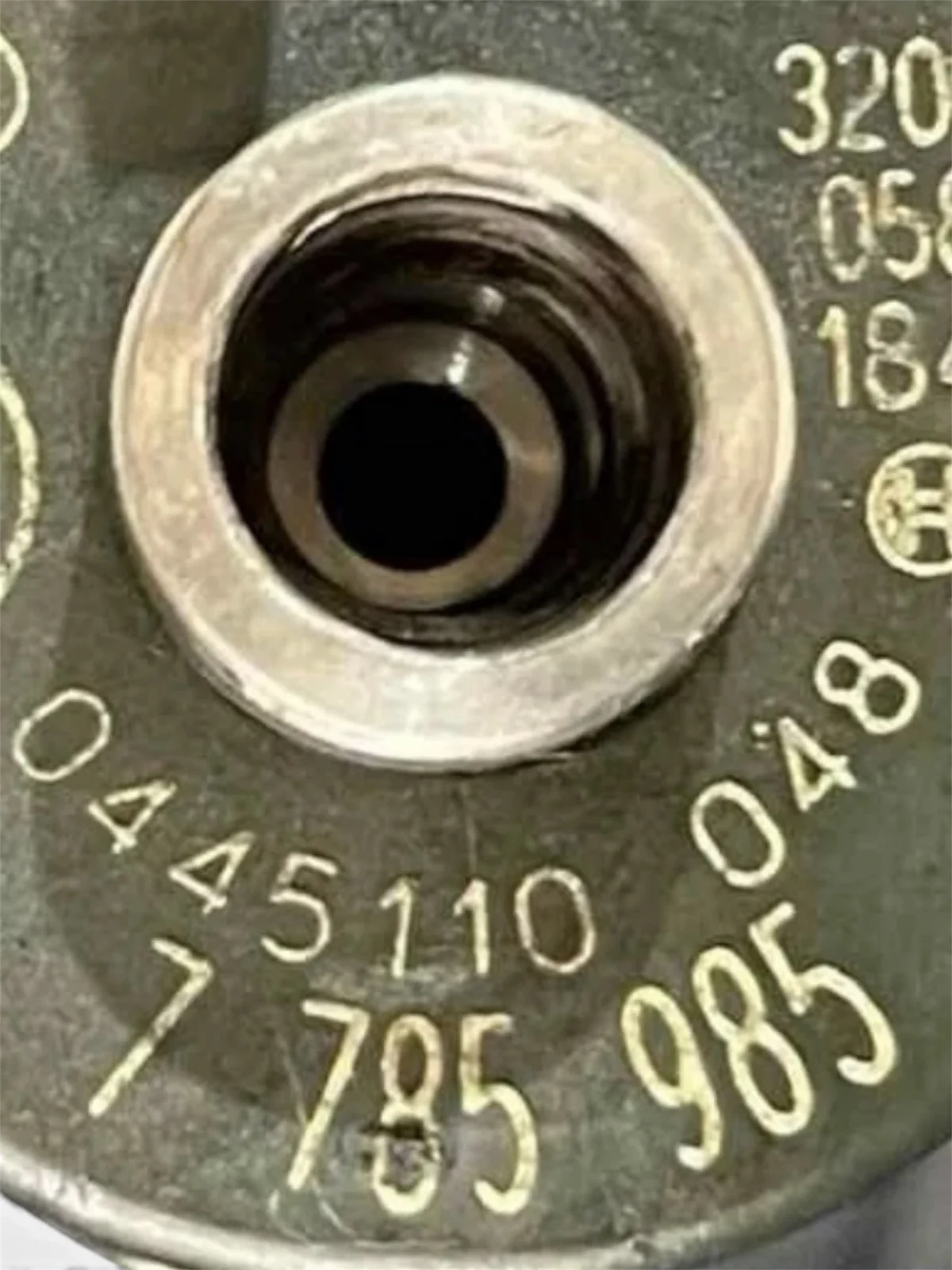 Bosch 0445110048 injector part number close-up