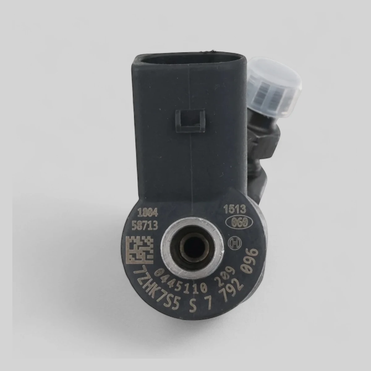 Bosch 0445110209 diesel injector part-number close-up showing BOSCH logo, 0445110209 and BMW OE 7792096