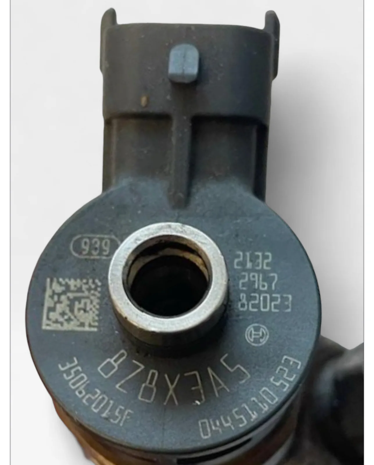 Bosch 0445110523 diesel injector part number close-up