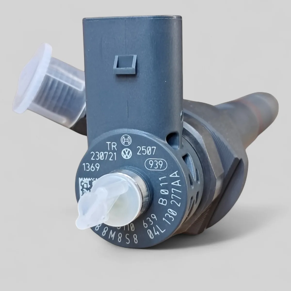 Bosch 0445110638 diesel injector part-number close-up (04L130277AA / 0445110639)
