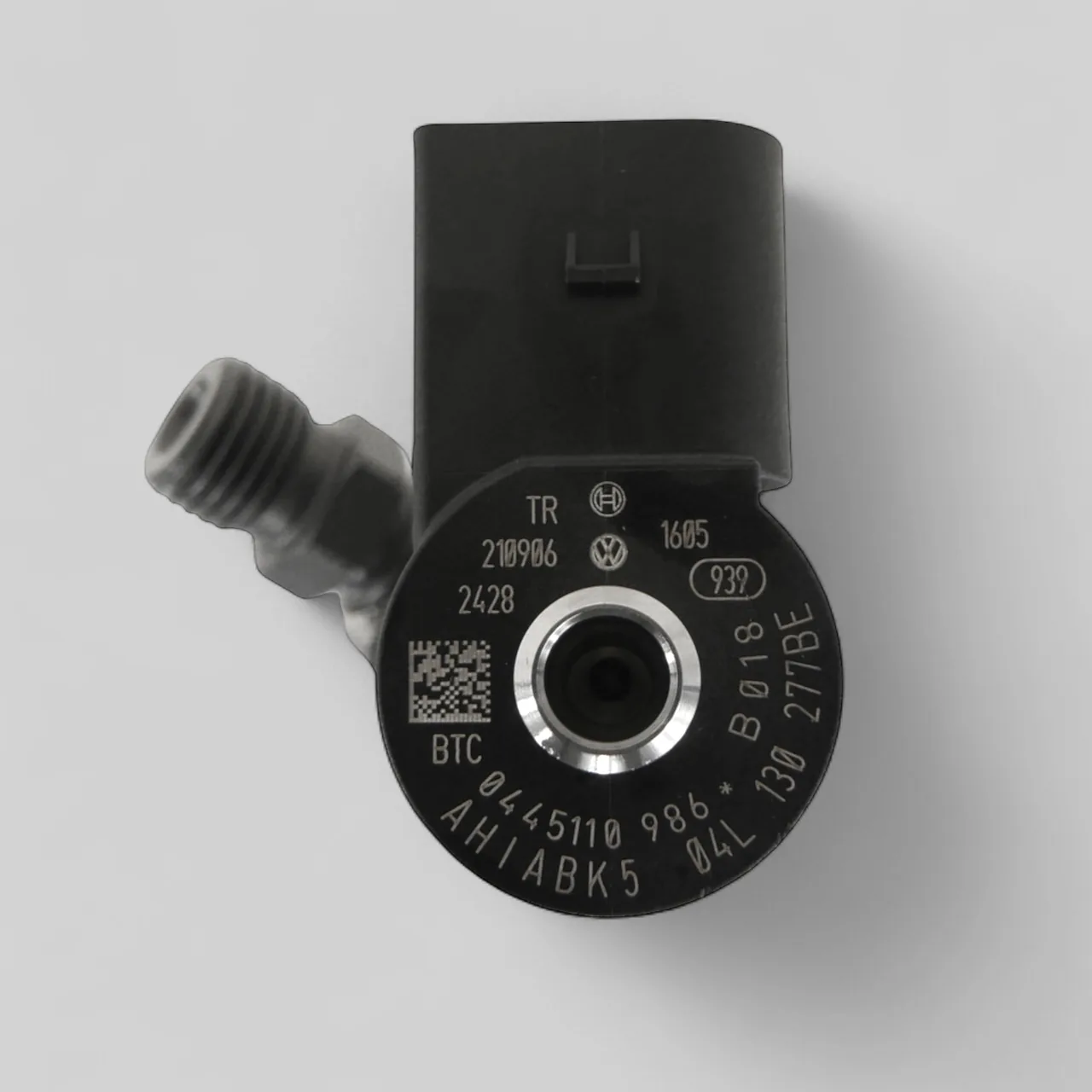 Bosch 0445110986 diesel injector part-number close-up