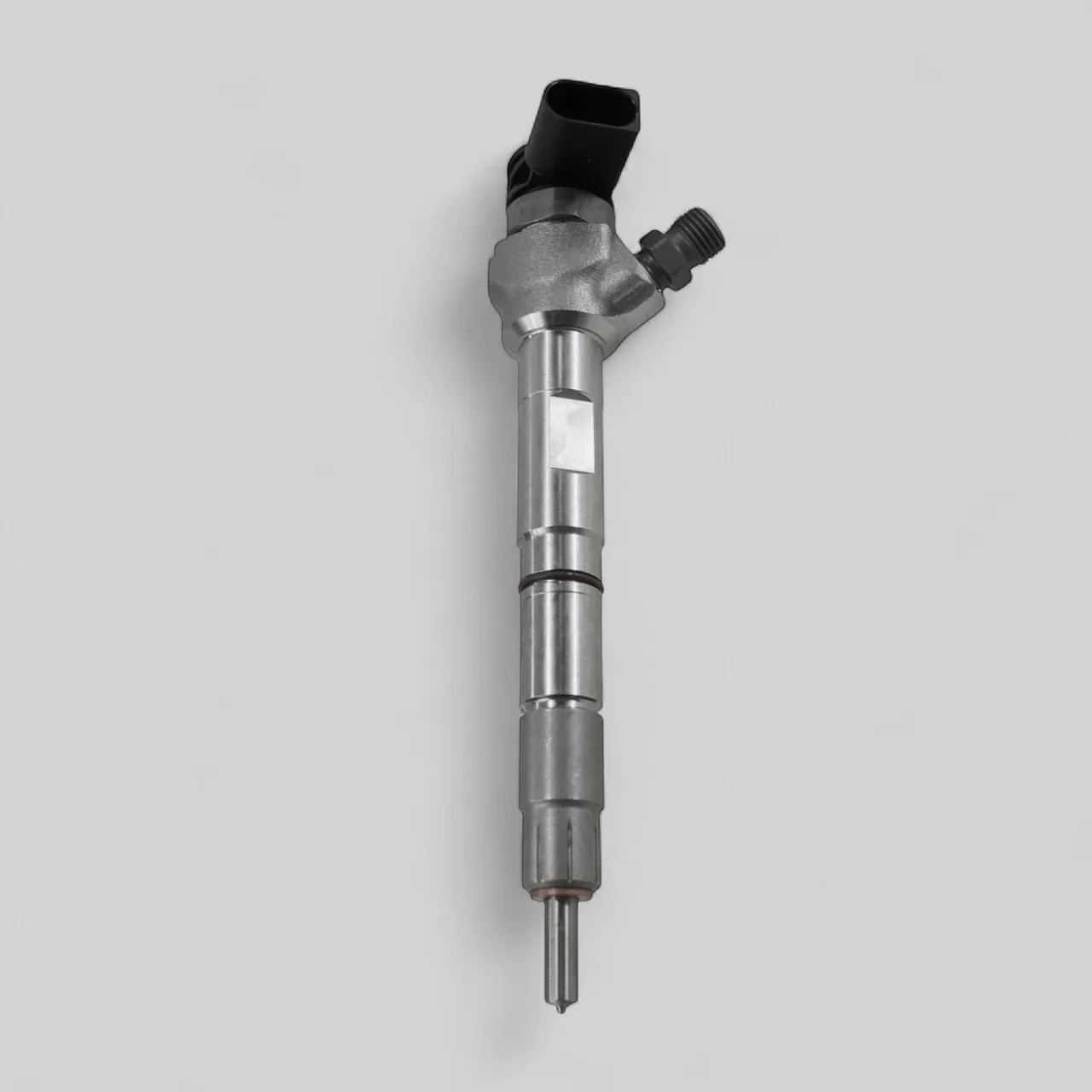 Remanufactured Bosch 0445110986 diesel injector standing view