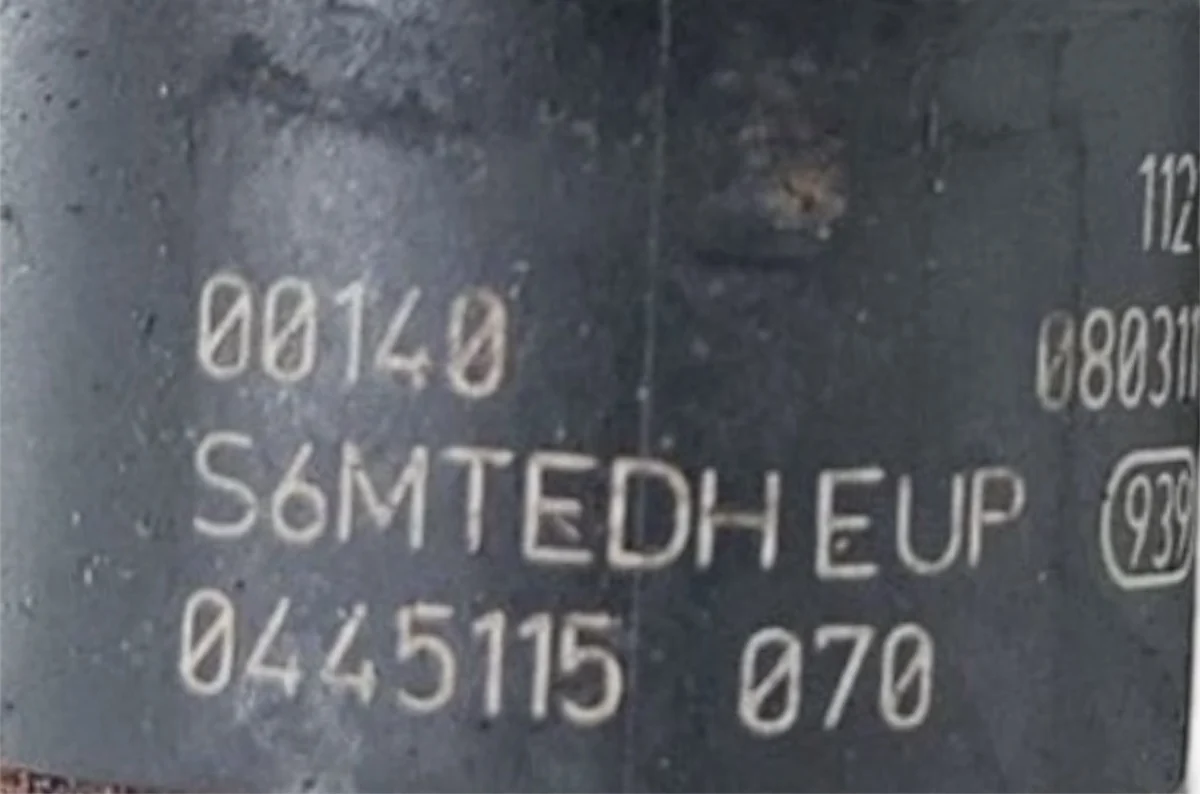 Bosch 0445115070 injector part number close-up