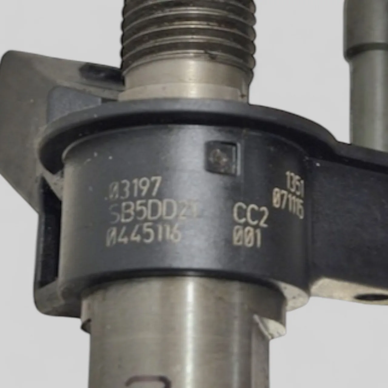 Bosch 0445116001 diesel injector part-number close-up