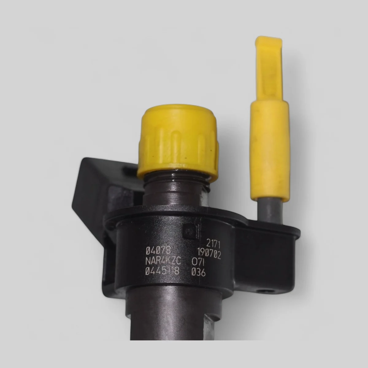 Bosch 0445118036 diesel injector part-number close-up (0445118036 / 190702 / 2171 / NAR4KZC)
