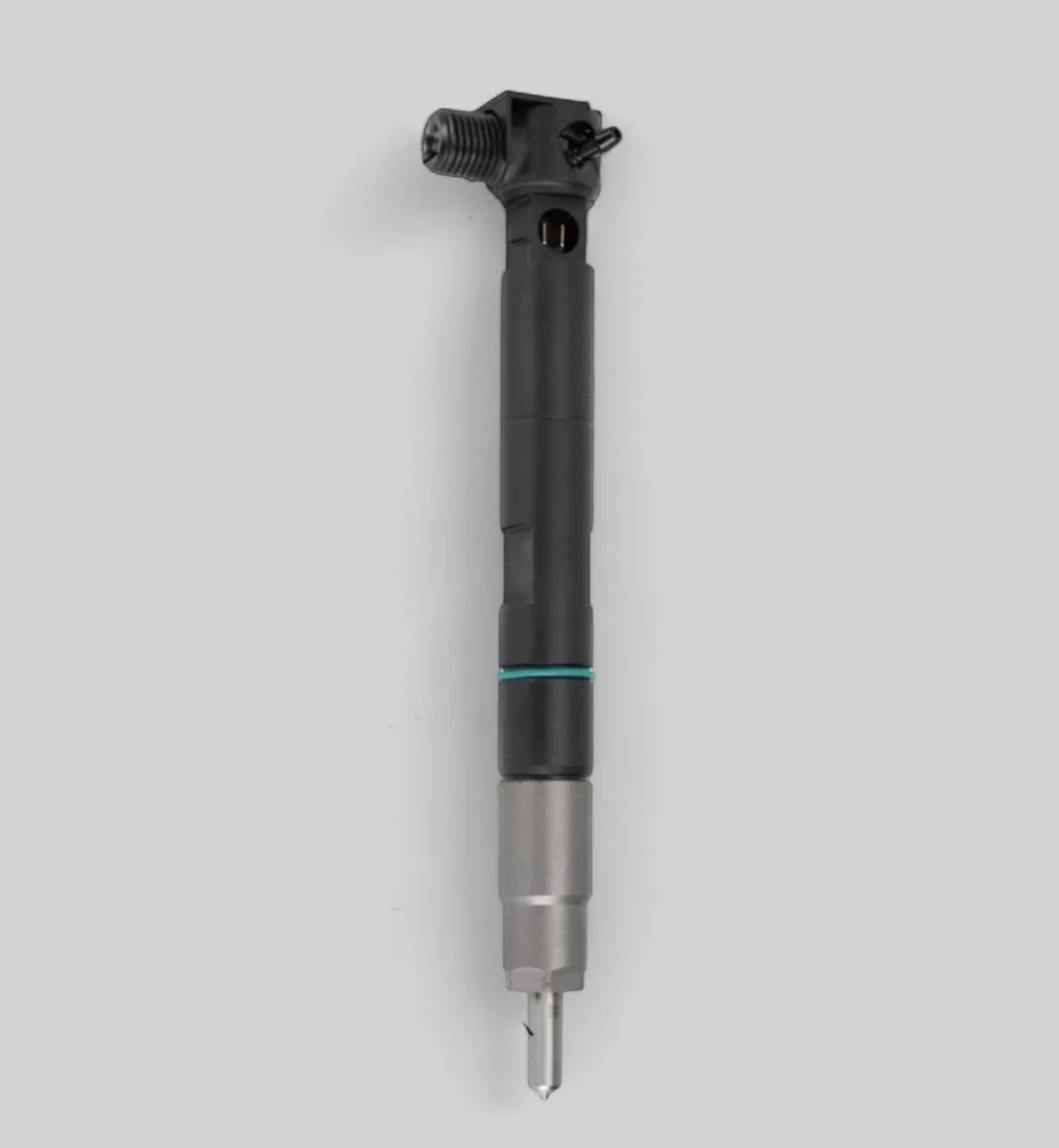 Genuine Delphi 28337917 remanufactured common-rail injector — bare standing view for Doosan D18/D24 Bobcat loaders