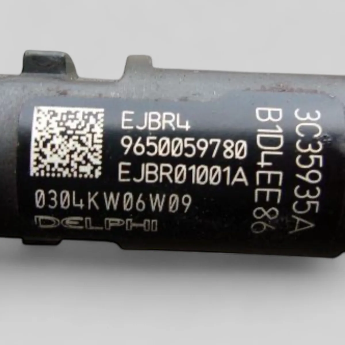 Delphi EJBR01001Z common-rail injector standing view for PSA/Ford 1.4 HDi