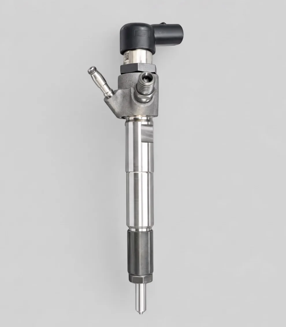 Genuine Delphi 166006212R remanufactured common-rail injector — bare standing view (Renault/Dacia/Nissan 1.5 dCi K9K)
