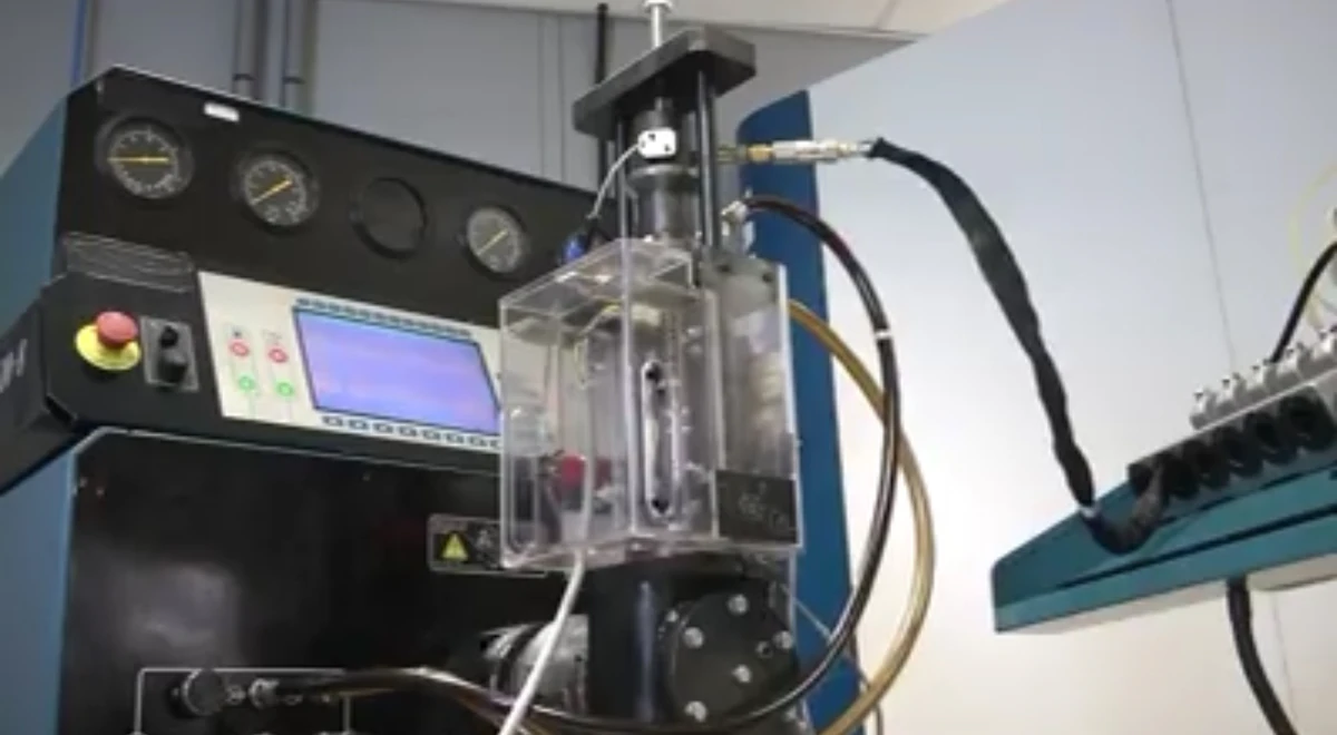 Remanufactured Bosch 03G130073G diesel injector — on common-rail test bench