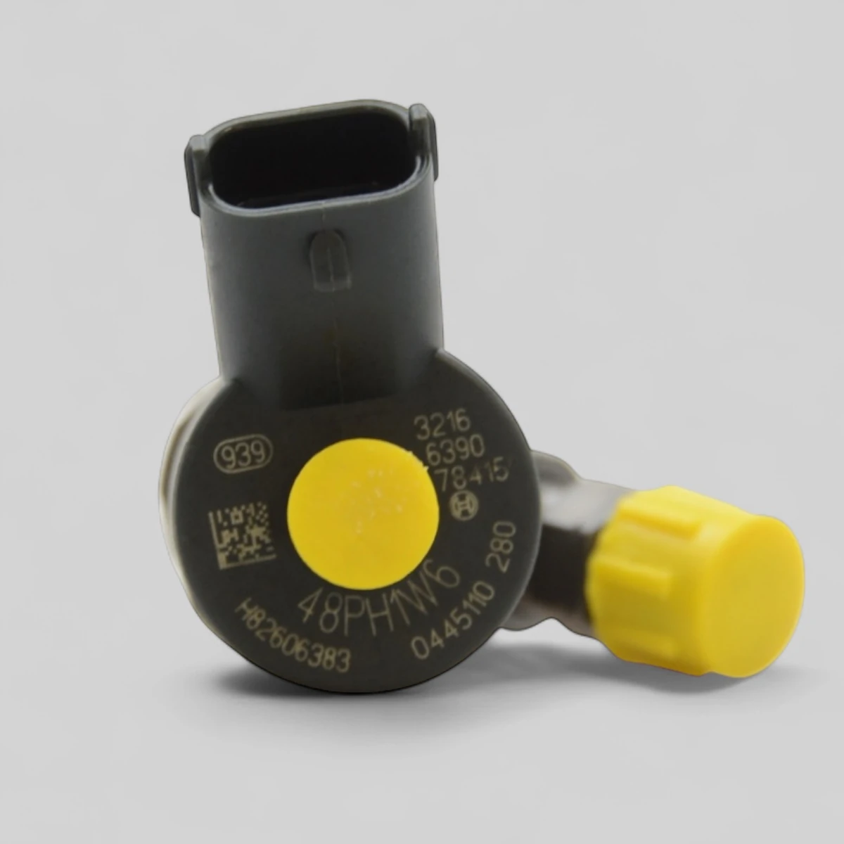 Bosch 0445110280 diesel injector close-up showing BOSCH logo, part number 0445110280 and Renault OE 8200606383