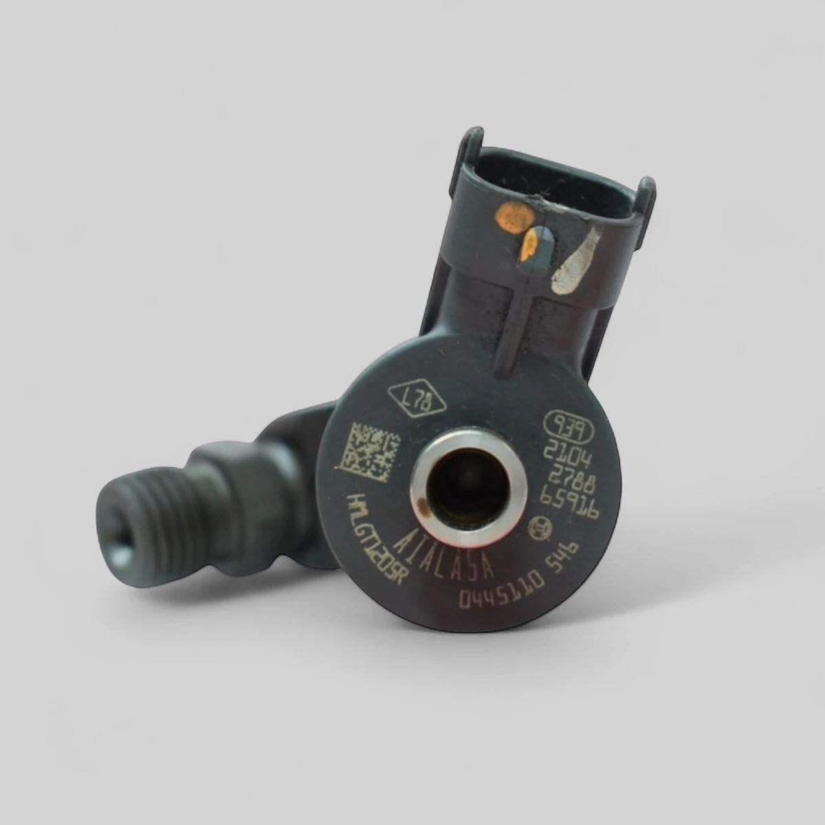 Bosch 0445110546 1.6 dCi diesel injector part-number close-up (0445110 546 / HMLGT1205R)