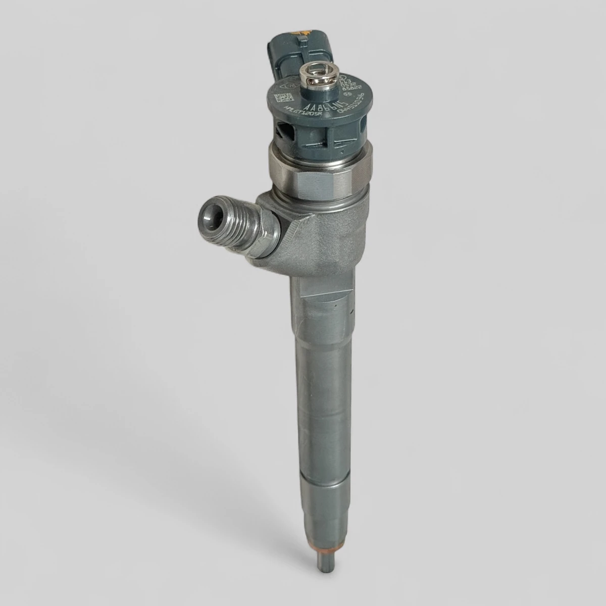 Remanufactured Bosch 0445110546 1.6 dCi diesel injector standing side view