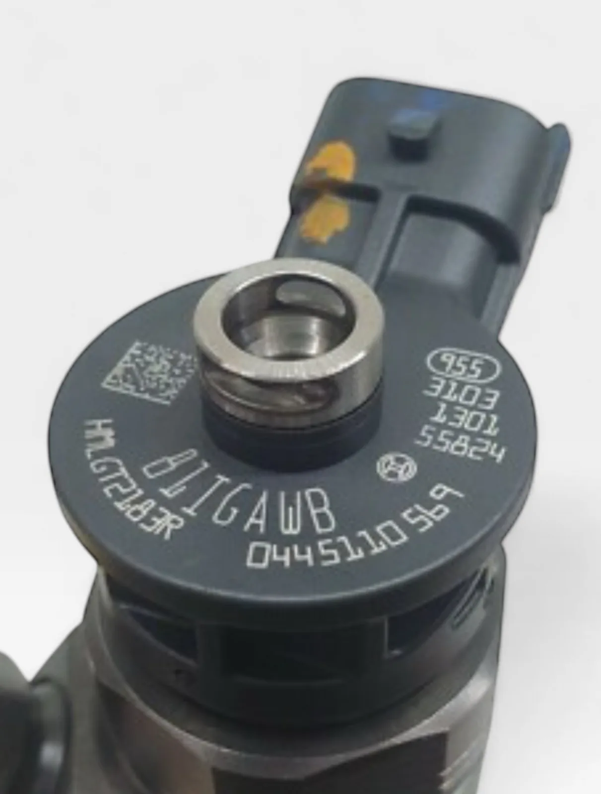 Bosch 0445110569 diesel injector part number close-up
