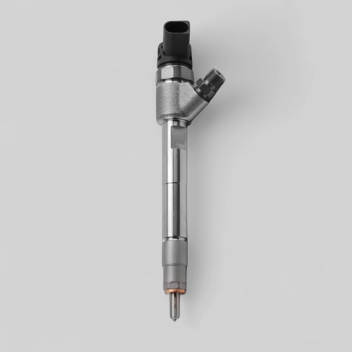 Remanufactured Bosch 0445110574 Mercedes-Benz 2.1 CDI OM651 diesel injector standing side view