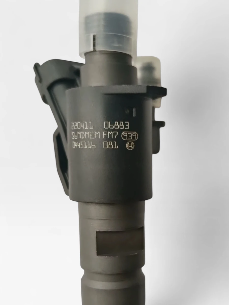 Bosch 0445116081 diesel injector part-number close-up