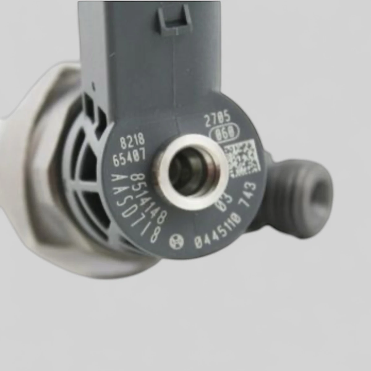Remanufactured Bosch 13538514148 diesel injector — part number close-up