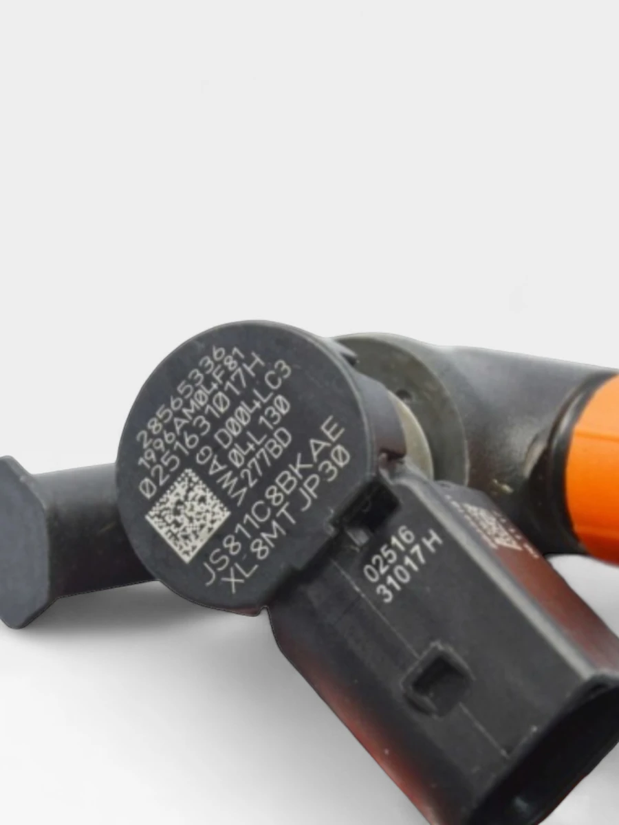 Remanufactured Delphi 28565336 diesel injector — part number close-up