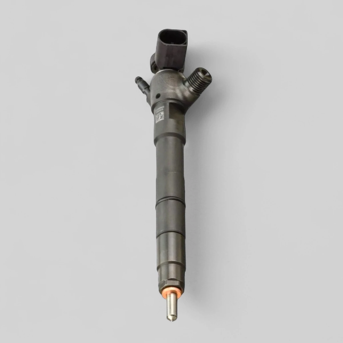 Remanufactured Delphi 28565336 diesel injector — standing side view