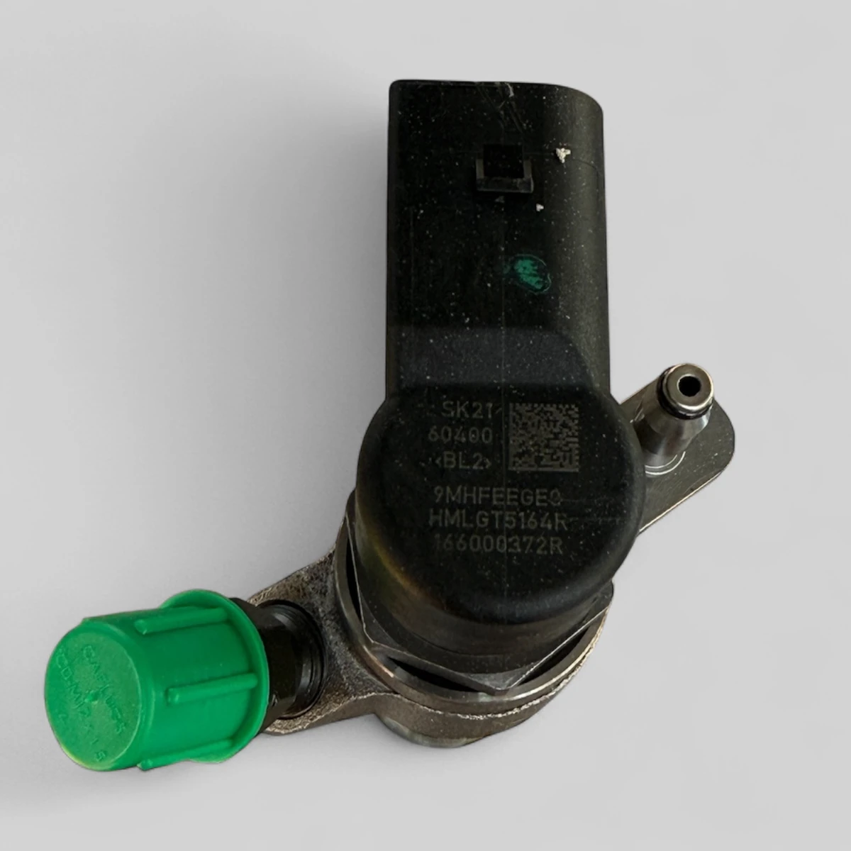 Remanufactured Siemens VDO / Continental 562001910 diesel injector — part number close-up
