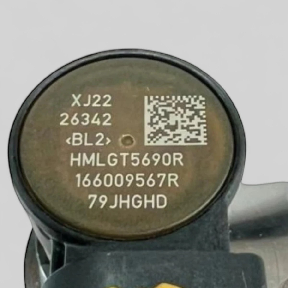 Remanufactured Siemens VDO / Continental 562002010 diesel injector — part number close-up