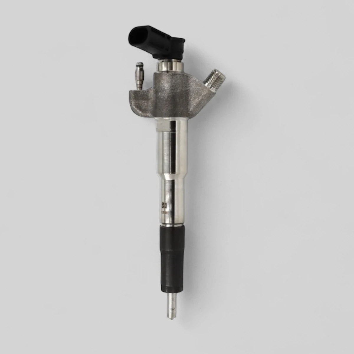 Remanufactured Siemens VDO / Continental 562002010 diesel injector — standing side view