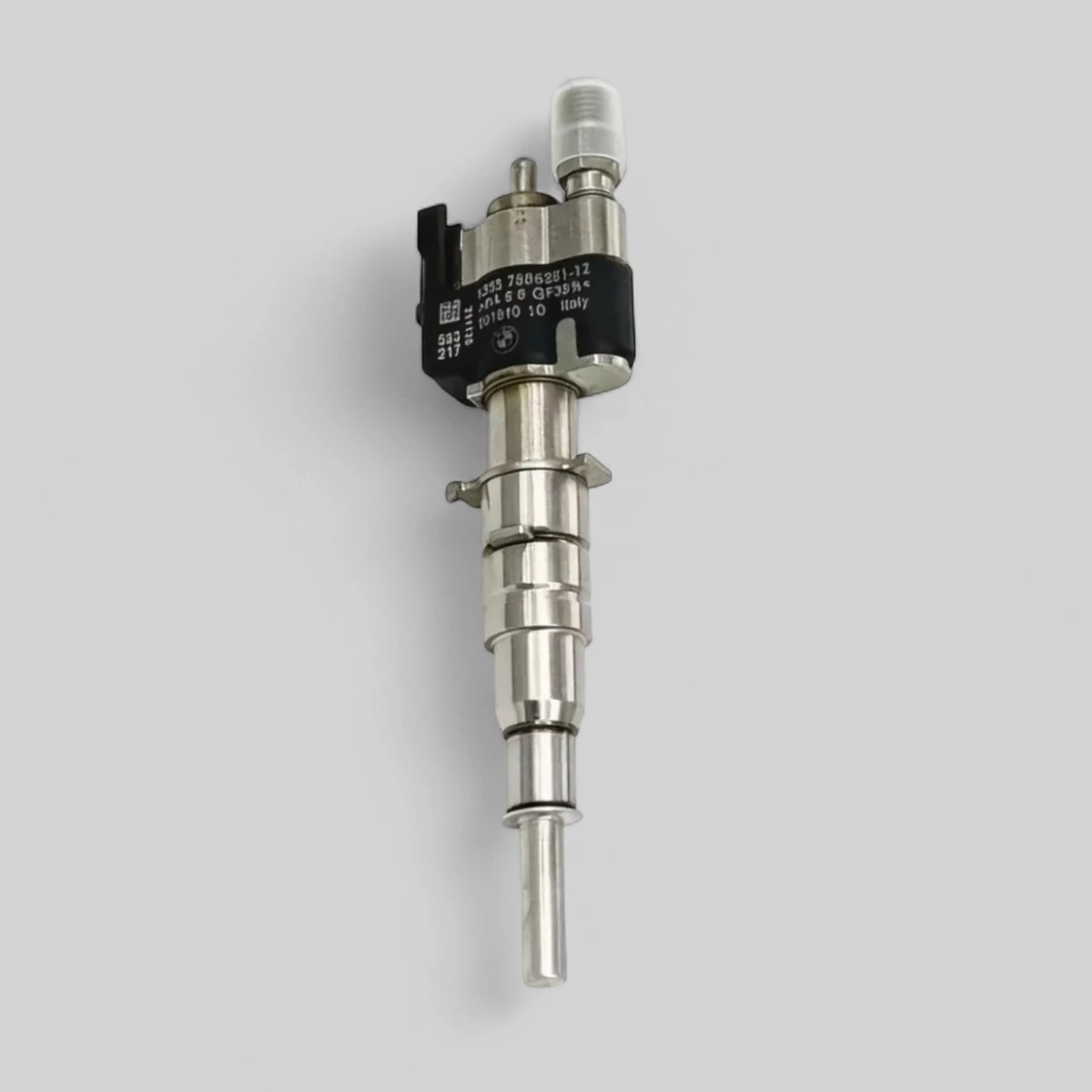 Remanufactured Siemens VDO 563000110 BMW piezo petrol injector standing — side profile