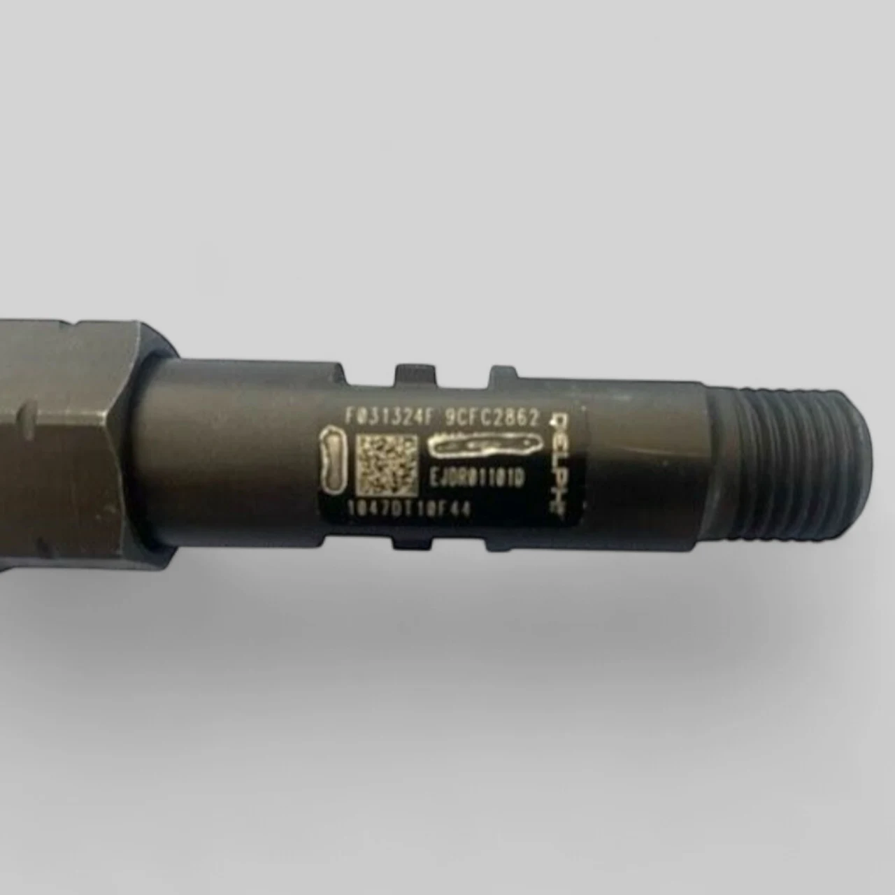 Delphi EJDR01101D diesel injector part-number close-up (EJDR01101D / F031324F 9CFC2862)